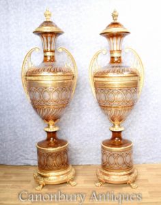Par de grandes urnas de vidrio cortado francés en pedestal Stands Vasos Imperio
