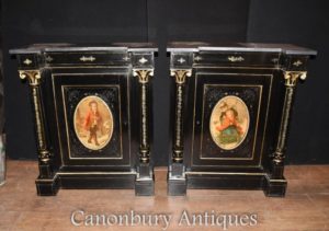 Par francés antiguo del gabinete ebonized placas pintadas Credenza aparador