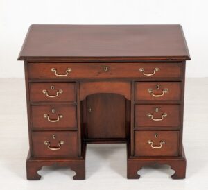 Escritorio George II con agujero para las rodillas - Escritorio antiguo de caoba