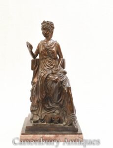 Estatua de bronce de doncella romana - Figura clásica vestida con toga