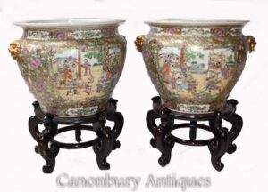 Par de maceteros de porcelana cantonesa sobre soportes - Urna china China