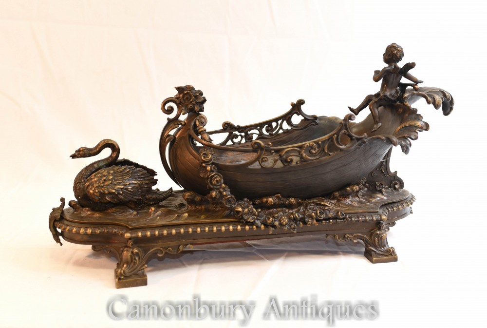 Centro de mesa de bronce Cherub Boat - Fundición de jarrón de cisne francés