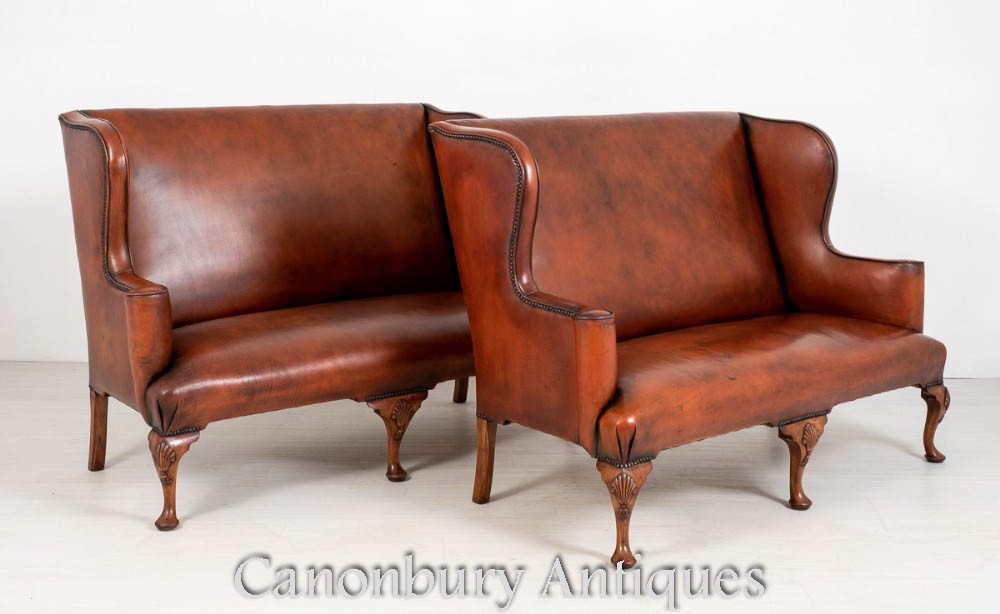 Par de sillones de cuero con sofá y sofá Queen Anne